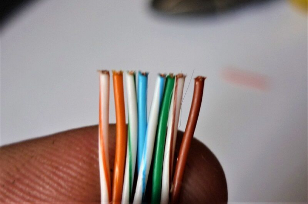 Распиновка кабеля витой пары RJ45: схемы подключения и правила обжимки Распиновка кабеля витой пары RJ45: схемы подключения и правила обжимки