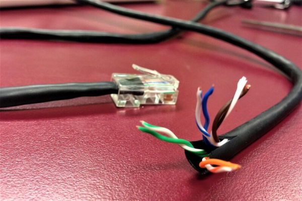 Распиновка кабеля витой пары RJ45: схемы подключения и правила обжимки Распиновка кабеля витой пары RJ45: схемы подключения и правила обжимки