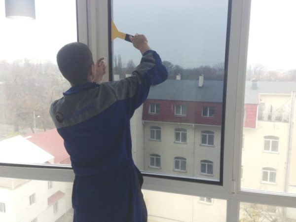 Тонировка балкона своими руками: терпение и труд вознаградят сполна хозяев Тонировка балкона своими руками: терпение и труд вознаградят сполна хозяев