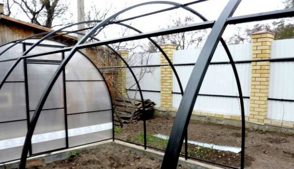 Как прикрутить поликарбонат на теплицу сверху: возможные решения Как прикрутить поликарбонат на теплицу сверху: возможные решения