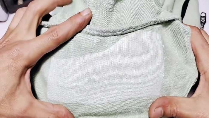 Как незаметно зашить дырку на одежде Как незаметно зашить дырку на одежде