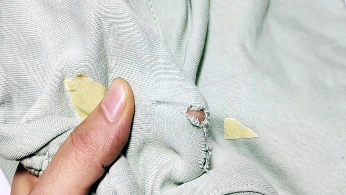 Как незаметно зашить дырку на одежде Как незаметно зашить дырку на одежде
