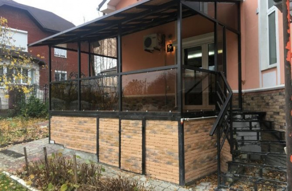 Веранда из профильной трубы, пристроенная к дому: «сооружение сооружения» Веранда из профильной трубы, пристроенная к дому: «сооружение сооружения»