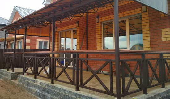 Веранда из профильной трубы, пристроенная к дому: «сооружение сооружения» Веранда из профильной трубы, пристроенная к дому: «сооружение сооружения»
