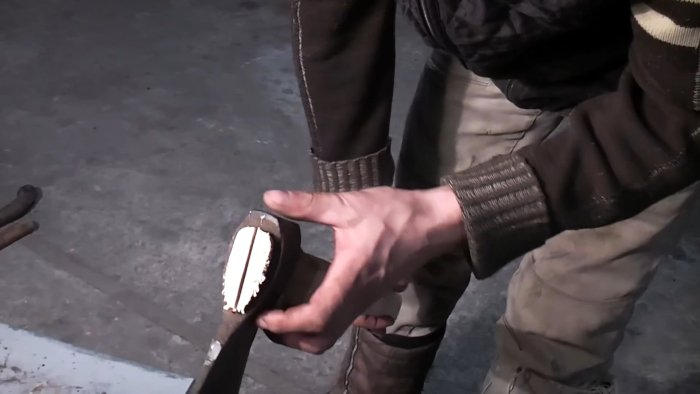 Важные нюансы правильной насадки топора дедовским способ Важные нюансы правильной насадки топора дедовским способ