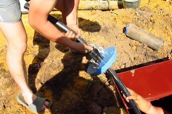 Водоснабжение частного дома своими руками: правила обустройства и лучшие схемы Водоснабжение частного дома своими руками: правила обустройства и лучшие схемы