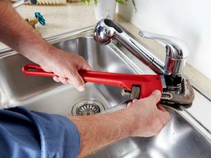 Как снять показания счетчика воды: подробное руководство по считыванию и передаче показаний расходомера Неисправный смеситель на кухне