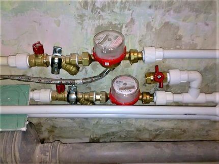 Как снять показания счетчика воды: подробное руководство по считыванию и передаче показаний расходомера Счетчики воды в красных корпусах